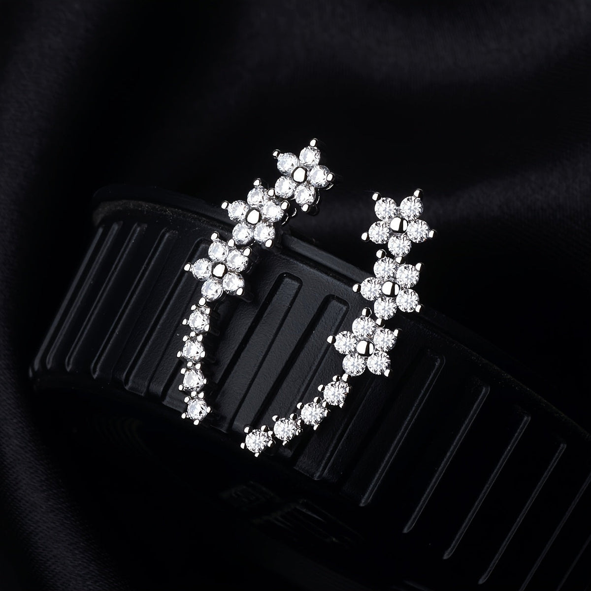 Timeless flower-shaped earrings