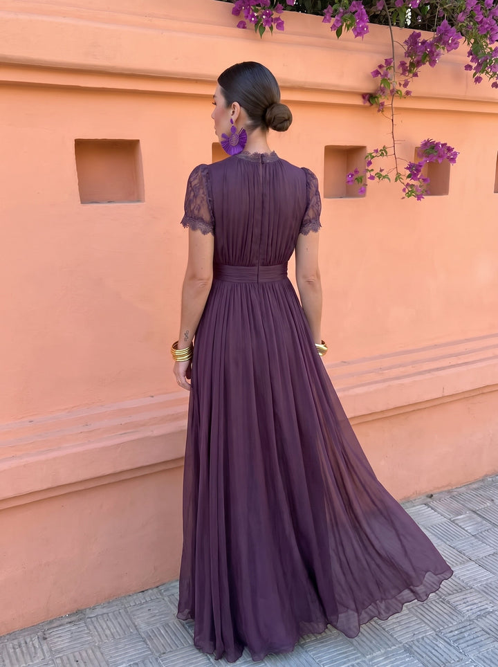 Cayetana | Robe longue aubergine à col montant et manches bouffantes