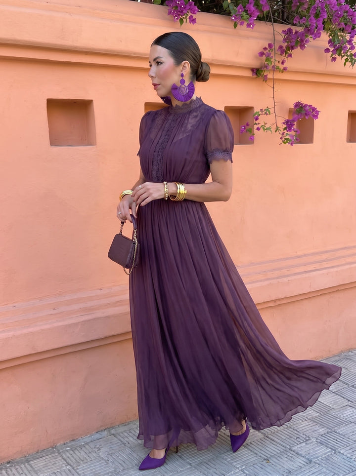 Cayetana | Robe longue aubergine à col montant et manches bouffantes